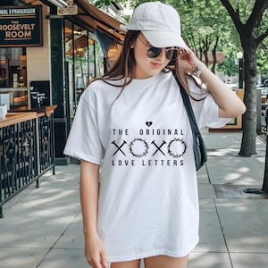 XOXO The Original Love Letters T-Shirt | Camiseta de casais românticos | Camiseta de presente de Dia dos Namorados | Roupas fofas com mensagem de amor | Presente de aniversário