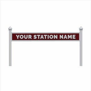 Pode incluir: Uma placa branca com fundo marrom e o texto "YOUR STATION NAME" em letras brancas.