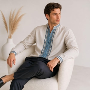 Herrskjorta i linne med broderi, modern Vyshyvanka, blå ornamentskjorta, skjorta i ukrainsk stil, minimalistisk etnisk skjorta