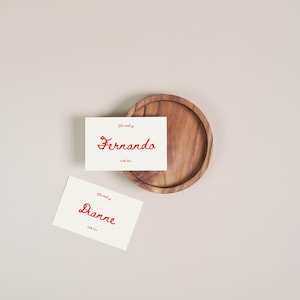 Tarjetas de nombre elegantes en rojo, tarjetas de lugar para bodas escritas a mano, tarjetas de nombre de recepción coloridas, caprichosas, plantilla de Canva, WT03