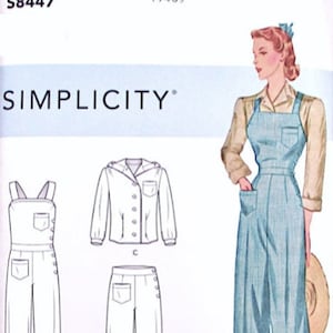 Può includere: Una busta per cartamodello Simplicity etichettata S8447 Vintage 1940s. L'illustrazione mostra una salopette azzurra con tasca sul petto, una camicia a maniche lunghe con colletto e un paio di pantaloni. I disegni al tratto mostrano la costruzione.