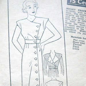 Può includere: Illustrazione di un modello di cucito vintage di un abito abbottonato con vita a cintura. Il disegno mostra una donna con l'abito, con un'illustrazione più piccola della giacca e della schiena dell'abito. Il testo recita "MISSES' FROCK" e "15 Cent".
