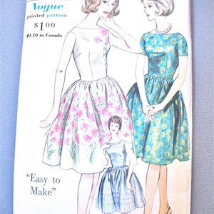 Kleid 1950er Jahre Vogue 5356 Vintage Schnittmuster Rundum geraffter Rock verbindet Mieder an Taille Tiefes Oval für höheren Rückenausschnitt Büste 36