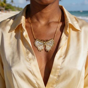 Collier Papillon Morpho Bleu – Bijou de Créateur Miyuki & Swarovski / Collar de mariposa hecho a mano, joyería artesanal llena de oro