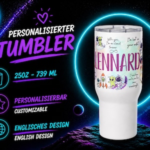 Könnte beinhalten: Ein weißer personalisierter Becher mit dem Namen "LENNARD" in Lila. Der Becher hat ein Fassungsvermögen von 739 ml. Das Design umfasst Cartoon-Aliens, Raketen und den Text "With you, I'm on cloud forever" und "I'm lost in your orbit."