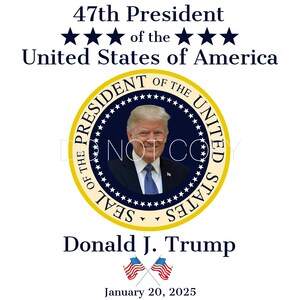 Pode incluir: Um selo presidencial azul e dourado com um retrato de Donald J. Trump. O selo tem as palavras "Presidente dos Estados Unidos" e "Selo dos Estados Unidos" ao redor da borda. O texto "47º Presidente dos Estados Unidos da América" está acima do selo. O texto "Donald J. Trump" está abaixo do selo. O texto "20 de janeiro de 2025" está abaixo do nome. Duas bandeiras americanas cruzadas estão abaixo da data.