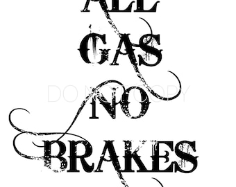 Puede incluir: Diseño gráfico en blanco y negro con las palabras "ALL GAS NO BRAKES" en una fuente de estilo grunge desgastado. El texto está dispuesto verticalmente con adornos decorativos.