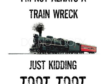Puede incluir: Ilustración de un tren de vapor negro y rojo con el texto "I'M NOT ALWAYS A TRAIN WRECK JUST KIDDING TOOT TOOT" sobre un fondo blanco. El tren tiene una locomotora negra y vagones rojos.