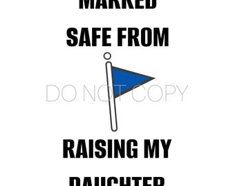 Puede incluir: Un diseño gráfico con el texto negro MARKED SAFE FROM RAISING MY DAUGHTER y un icono de bandera triangular azul sobre un mástil blanco en el centro. Las palabras DO NOT COPY están impresas en gris claro en el medio de la imagen.