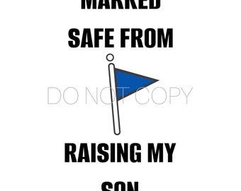 Puede incluir: Un diseño gráfico con el texto negro MARKED SAFE FROM RAISING MY SON y un icono de bandera triangular azul sobre un mástil blanco en el centro. Las palabras DO NOT COPY están impresas en gris claro en el centro de la imagen.