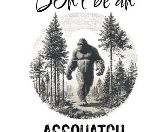 Puede incluir: Ilustración en blanco y negro de un ser parecido a un Bigfoot caminando por un bosque de pinos altos. El texto "Don't be an ASSQUATCH" está escrito arriba y abajo de la imagen en estilo manuscrito.