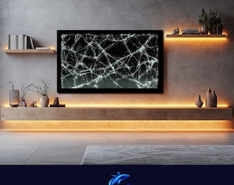 Puede incluir: Un interior de sala de estar moderno con un televisor de pantalla plana montado en una pared sobre un estante largo de madera. La pantalla del televisor está agrietada y muestra un diseño abstracto en blanco y negro. El estante está iluminado con luces LED cálidas de color amarillo.