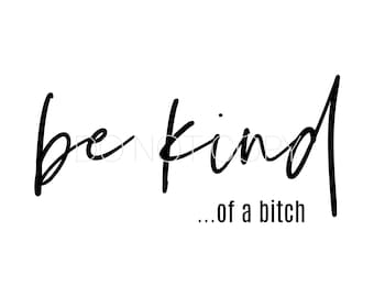 Könnte beinhalten: Ein minimalistisches Design mit den Worten "be kind" in handschriftlichem Stil, gefolgt von "...of a bitch" in einer kleineren, serifenlosen Schriftart. Der Text ist schwarz auf weißem Hintergrund.