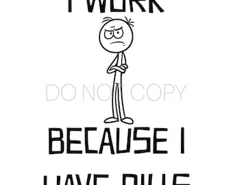 Puede incluir: Una ilustración gráfica en blanco y negro de una figura de palo con expresión facial gruñona y brazos cruzados. El texto arriba y abajo dice I WORK BECAUSE I HAVE BILLS. Las palabras DO NOT COPY están centradas sobre la imagen.