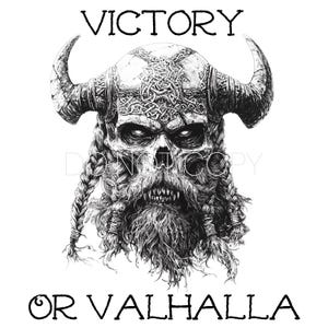 Könnte beinhalten: Schwarz-Weiß-Illustration eines Wikinger-Schädels mit einem gehörnten Helm, langen geflochtenen Haaren und einem dichten Bart. Über dem Schädel steht das Wort "VICTORY", darunter "OR VALHALLA".