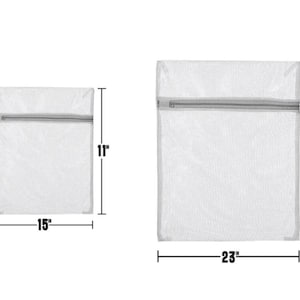Puede incluir: Dos bolsas de malla blanca para la colada con cremalleras grises. La bolsa más pequeña mide 28 cm de alto y 38 cm de ancho. La bolsa más grande mide 48 cm de alto y 58 cm de ancho. Ambas bolsas están diseñadas para lavar prendas delicadas.