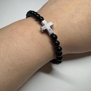 Pulsera de obsidiana negra de 6 mm / Dije de cruz / Piedras preciosas naturales / Regalos personalizados / Dijes de letras de oro y plata / Regalos para ella o para él