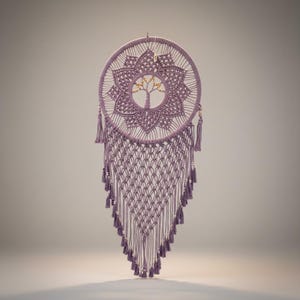 Peut inclure: Un attrape-rêves en macramé lavande fait à la main. Le design circulaire présente un motif central d'arbre de vie, entouré d'un motif floral. De longues glands et des perles pendent en dessous. Une décoration murale.