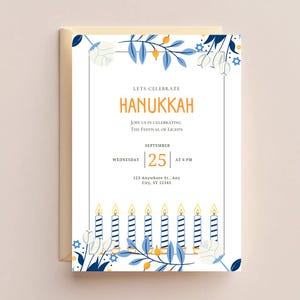 Modèle élégant d'invitation numérique pour le dîner de Hanoucca, modifiable sur Canva avec des bougies de Hanoucca, fleurs bleues. Célébration de la Fête des Lumières