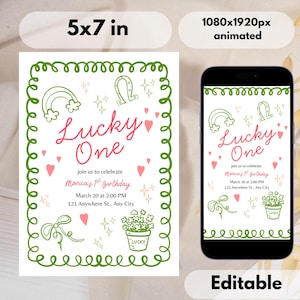 Puede incluir: Tarjeta de invitación blanca con borde verde y texto "Lucky One" en rosa. La tarjeta incluye un arcoíris, una herradura, corazones y tréboles. Las dimensiones son 12,7 x 17,8 cm.