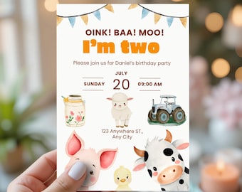 Puede incluir: Una invitación de cumpleaños con temática de granja con el texto "OINK! BAA! MOO! I'm two." La invitación presenta ilustraciones de animales de granja, un tractor y otras imágenes relacionadas. La fecha y hora de la fiesta también se muestran.