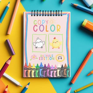 以下が含まれることがあります： 「Copy Color Animals Edition」というタイトルの塗り絵帳。ひよこと鳥のイラストが描かれています。本は、黄色と青色の背景に、色鉛筆とクレヨンで囲まれています。対象年齢3～4歳。