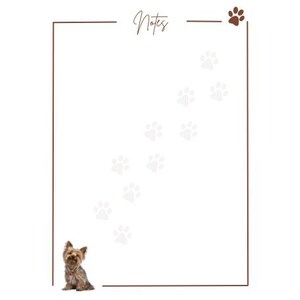 Op de afbeelding: Een bruine en bruine Yorkshire Terrier zit op een witte achtergrond met het woord "Notes" bovenaan de pagina. Een reeks potenafdrukken leidt naar de bovenkant van de pagina.