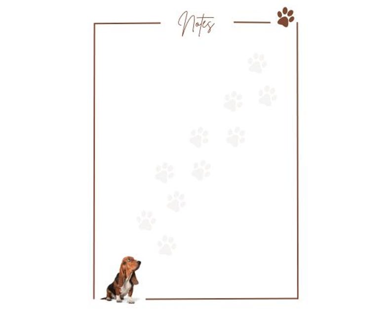 Op de afbeelding: Een bruine en witte basset-hond zit op een witte achtergrond met het woord "Notes" in bruin bovenaan de pagina. Een reeks potenafdrukken zijn in grijs op de pagina gedrukt en leiden naar de hond.