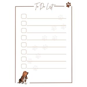 Pode incluir: Uma lista de tarefas imprimível com uma borda marrom e desenhos de pegadas. O texto "To Do List" está escrito em itálico no topo da página. Um cão basset marrom está sentado na parte inferior da página.