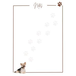 Op de afbeelding: Een bruine en witte hond met een lange staart zit onderaan een witte pagina met een bruine rand. De pagina heeft bovenaan het woord "Notes" en een spoor van potafdrukken dat de pagina oploopt.