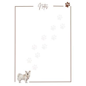 Op de afbeelding: Een witte hond met bruine ogen en een zwarte neus staat op een witte achtergrond. De hond kijkt naar rechts. Er zijn voetafdrukken op de achtergrond. De tekst "Notes" staat bovenaan de pagina.