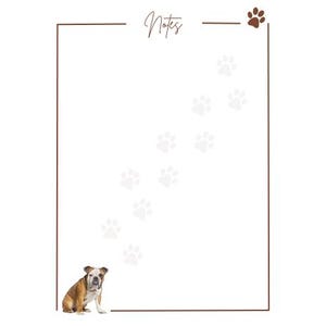 Op de afbeelding: Een afdrukbare notitiepagina met een bruine rand en een bruine pootprint in de rechterbovenhoek. De pagina heeft het woord "Notes" in bruin cursief bovenaan. Een bruine en witte bulldog zit in de linkerbenedenhoek. Een spoor van witte pootprints loopt van de bulldog naar de rechterbovenhoek.