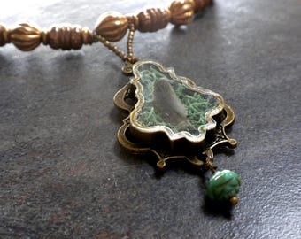 Collar amuleto de musgo y plumas: colgante bohemio vintage de cuentas de latón