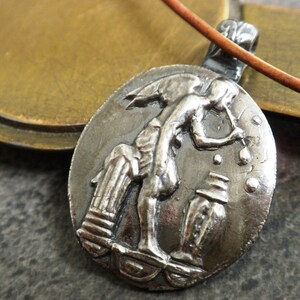 Schutzengel Anhänger: Himmlisch inspiriert • Silber Amulett Schmuck • Mythologie Anhänger mit geflügelter Figur •