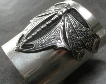 Pulsera gótica de libélula: Brazalete ancho de plata, joyería llamativa de estilo Art Nouveau, accesorio de insecto.