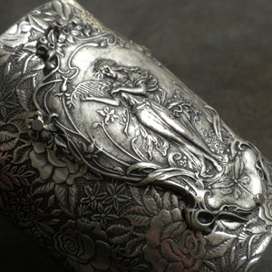 Brazalete ancho de plata con diseño Art Nouveau