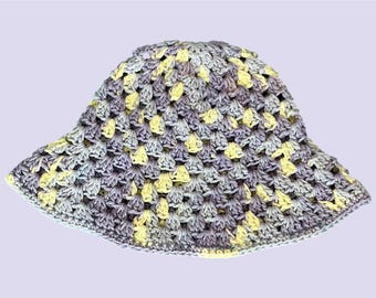 Sombrero de pescador morado y crema