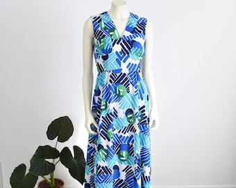 Puede incluir: Un vestido maxi sin mangas con escote en V y un patrón geométrico en tonos azules, verdes y blancos.
