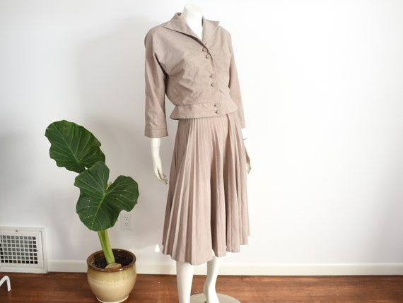 1950s Knife Pleat Beige Skirt Suit - M