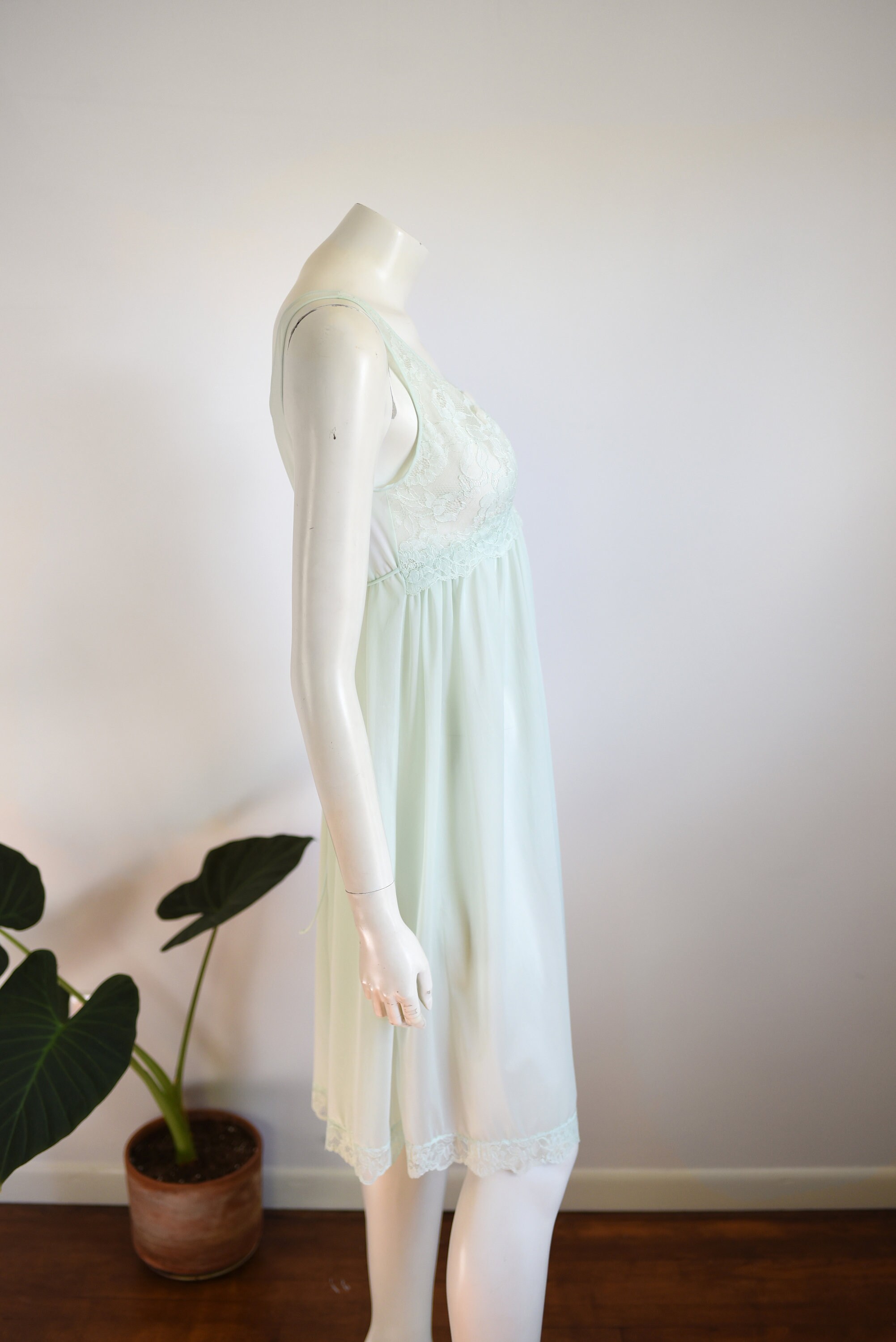 Shipping HIATUS until 11 23 Pale Green Vanity Fair 1960s Babydoll Nightgown XS S