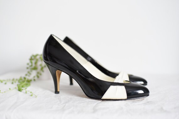 1960s Black and White Leather Pumps - 9N - image 1