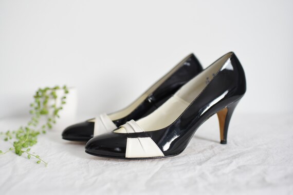 1960s Black and White Leather Pumps - 9N - image 5