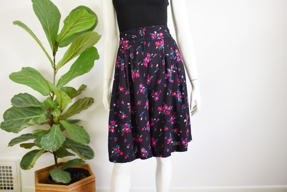 SALE 1990s Black Floral Shorts - M