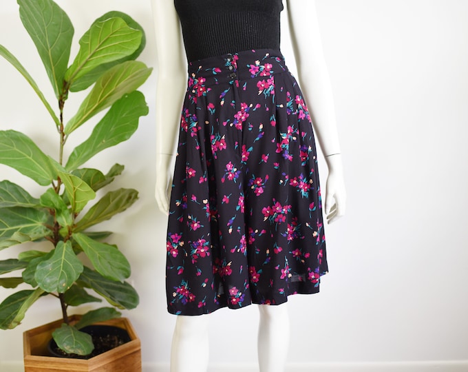 1990s Black Floral Shorts - M