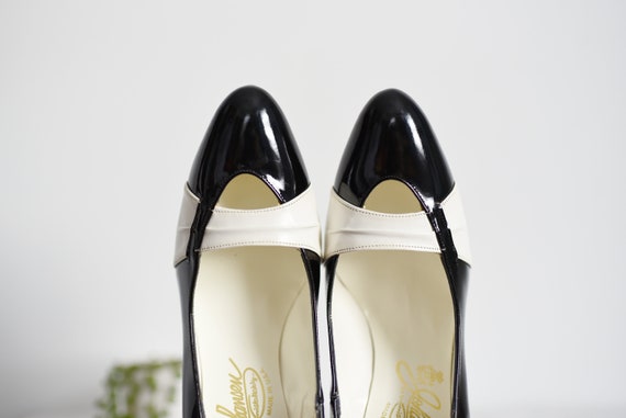 1960s Black and White Leather Pumps - 9N - image 2