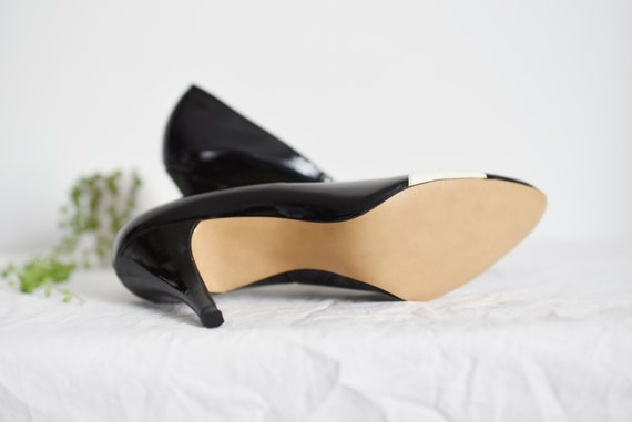 1960s Black and White Leather Pumps - 9N - image 3