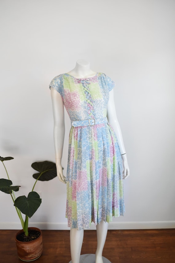 1950s Pastel Floral Dress with Lattice Bodice - M
