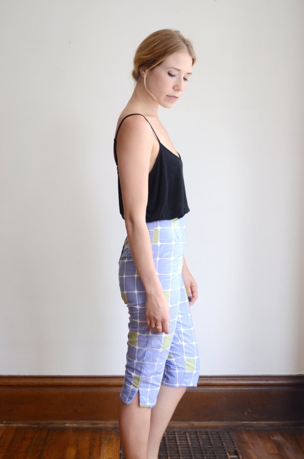 dark blue capri pants