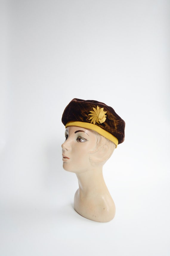 1960s Brown Velvet Beret Hat