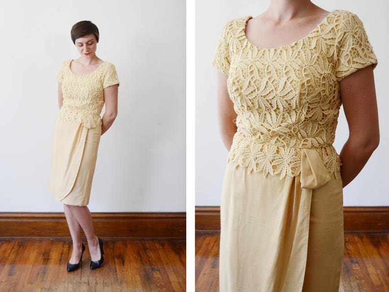Puede incluir: Un vestido de encaje amarillo con falda de envoltura. El vestido tiene un corpi&ntilde;o ajustado y una falda fluida. El encaje es delicado e intrincado.